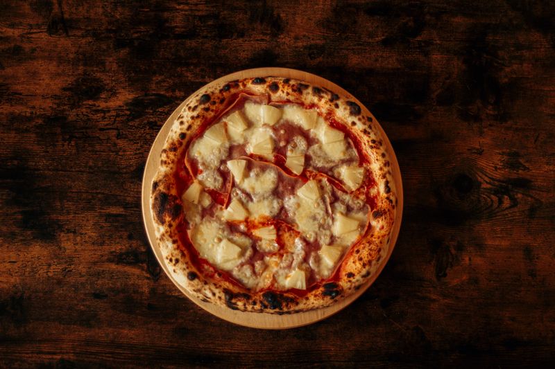 Hawaiian apachepizza with ham and pineapple